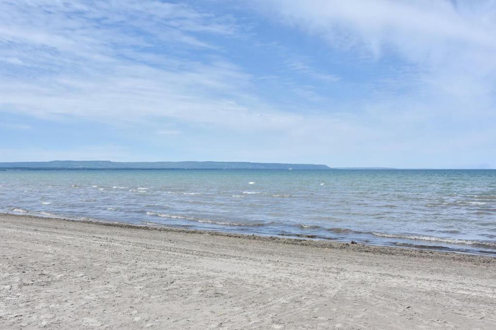 En strand vid eller i närheten av motellet