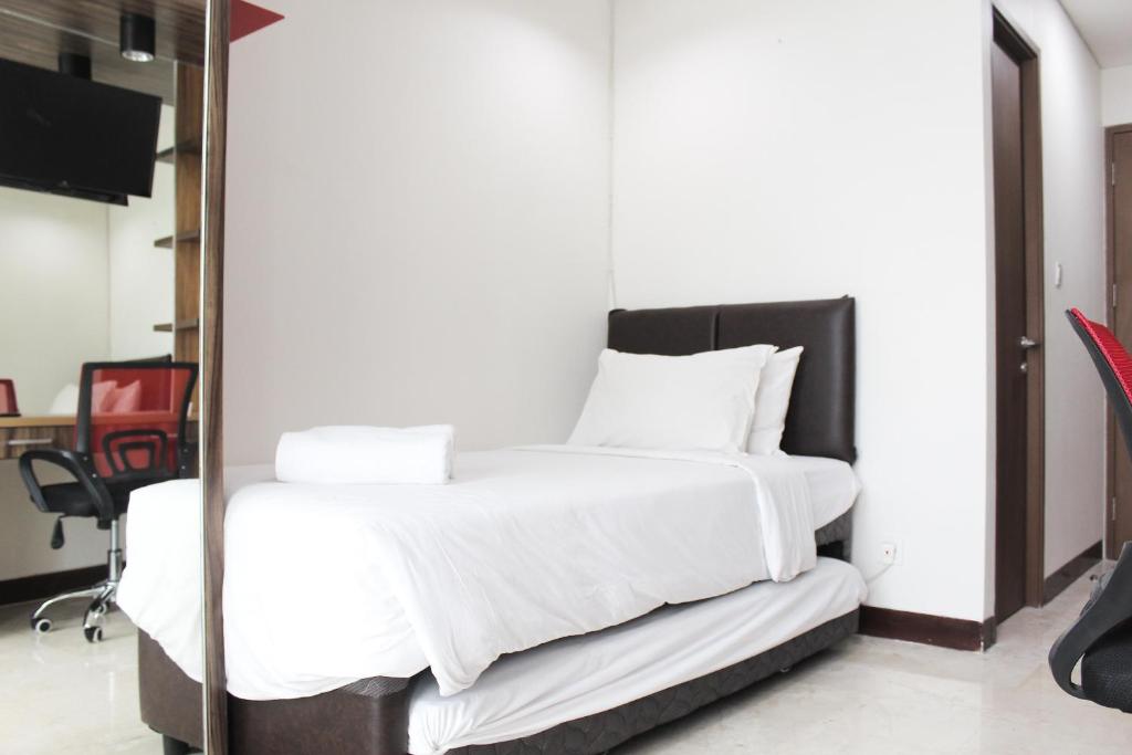 Comfort Studio Apartment at B Residence By Travelio - Studio Apartment