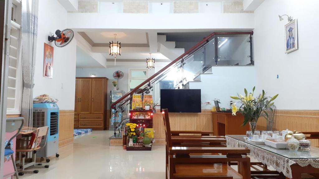 TV a/nebo společenská místnost v ubytování Ngoc Diep Homestay Hoi An