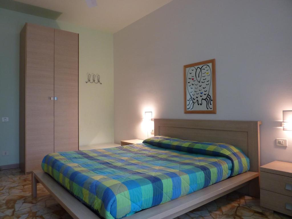 1 dormitorio con 1 cama con manta azul y amarilla en A Firenze da Paolo, en Florencia