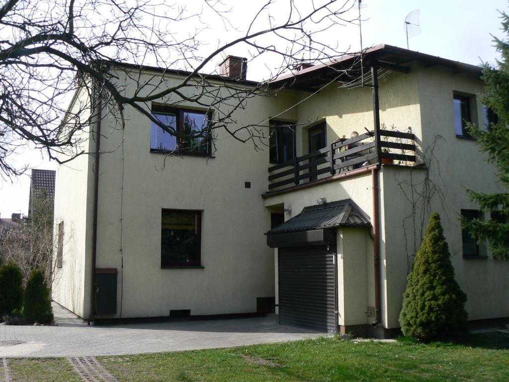 una gran casa blanca con un garaje delante en WaMa, en Nowa Wieś