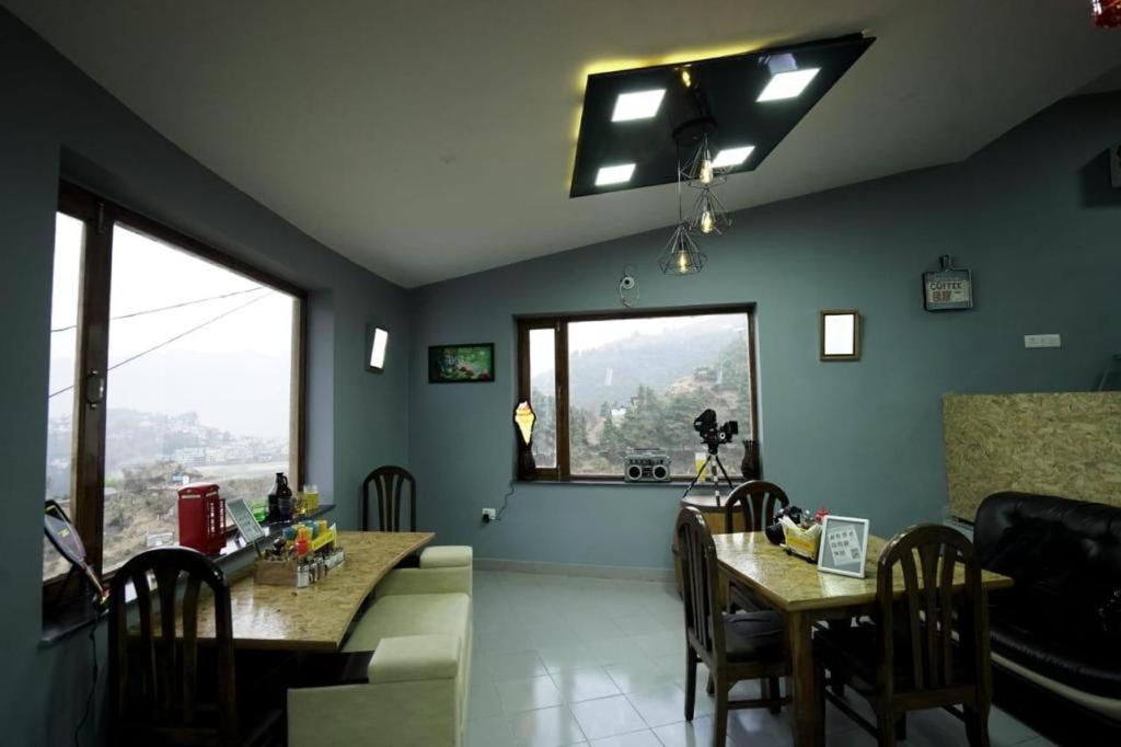 Nápoje v ubytování Icebergs Mussoorie - A Boutique stay and 24 hrs roof top cafe