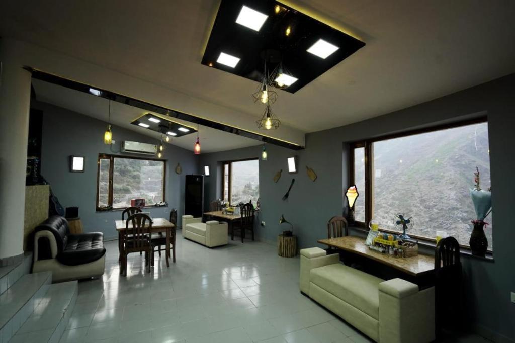Posezení v ubytování Icebergs Mussoorie - A Boutique stay and 24 hrs roof top cafe