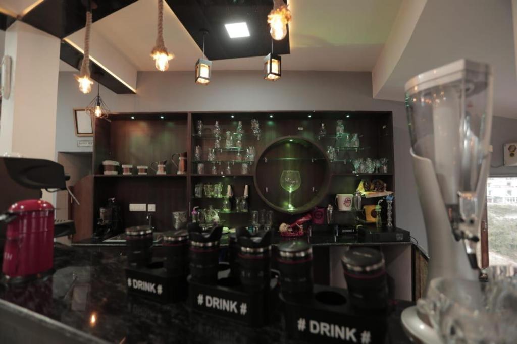 Lounge nebo bar v ubytování Icebergs Mussoorie - A Boutique stay and 24 hrs roof top cafe