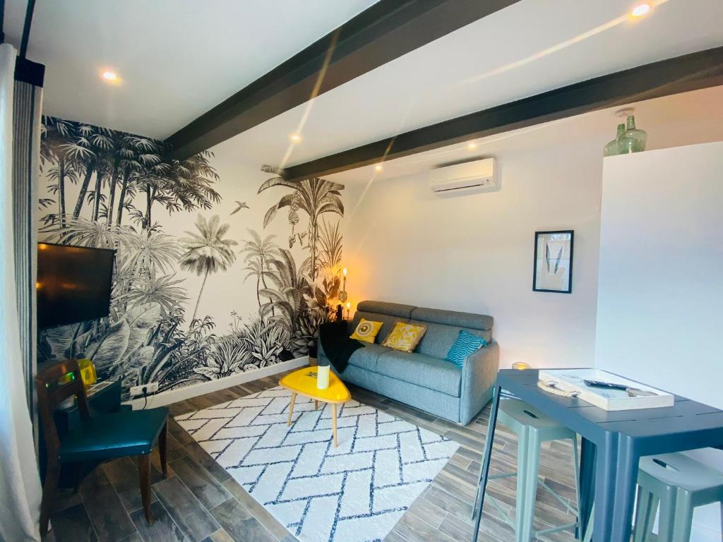 卡龐特拉的住宿－Cosy Studio en Provence，客厅配有沙发和桌子