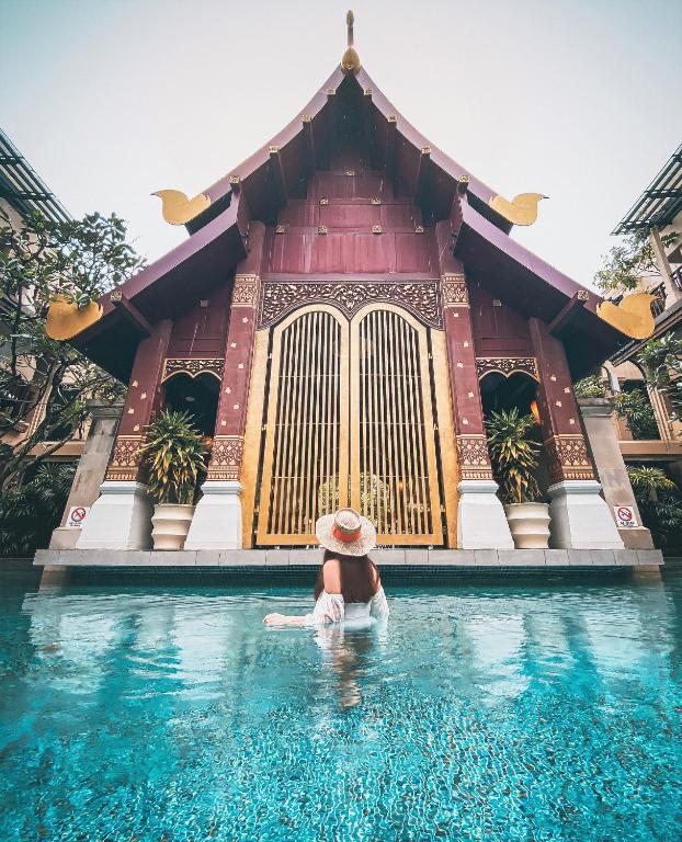 Bazén v ubytování Burasari Phuket Resort & Spa nebo v jeho okolí