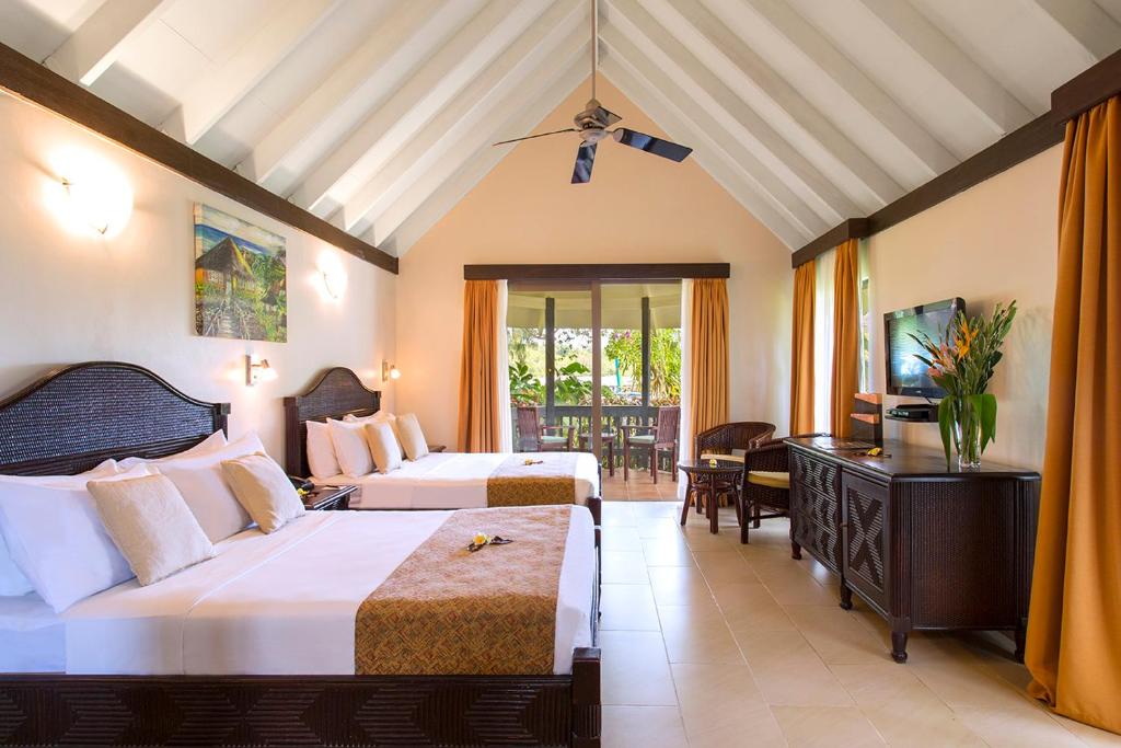 Postel nebo postele na pokoji v ubytování Warwick Le Lagon Resort & Spa, Vanuatu