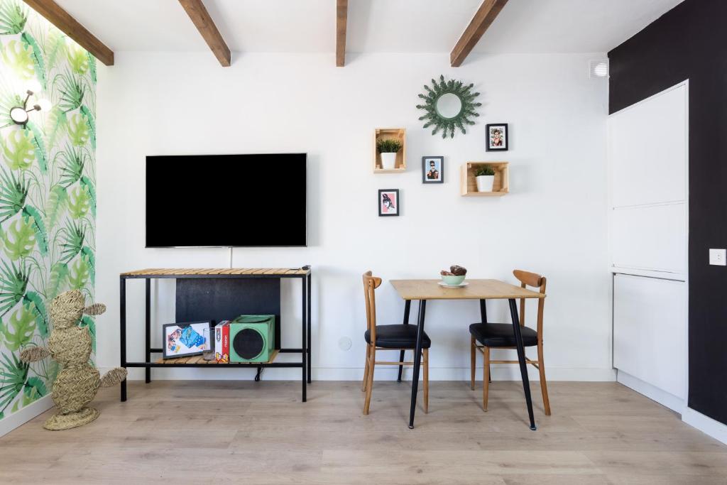 TV a/nebo společenská místnost v ubytování Home2Book Vintage American Deluxe La Laguna