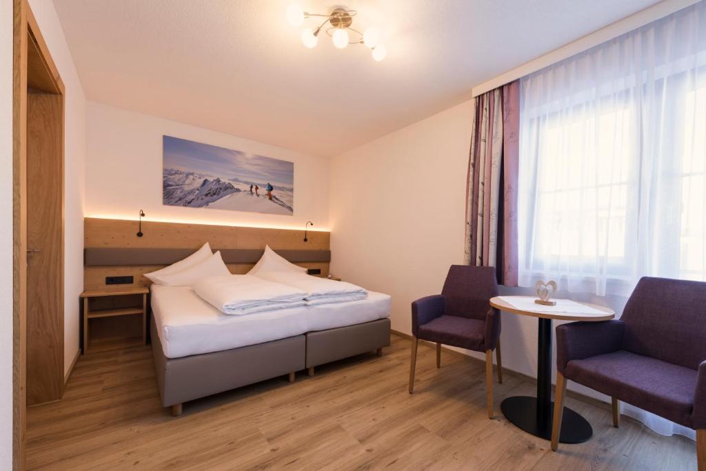 Postel nebo postele na pokoji v ubytování Landhaus Strolz