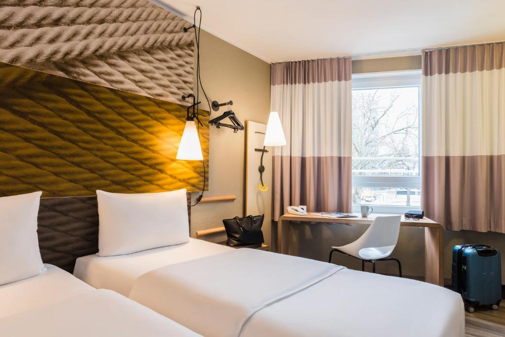 Postel nebo postele na pokoji v ubytování ibis Heidelberg Hauptbahnhof