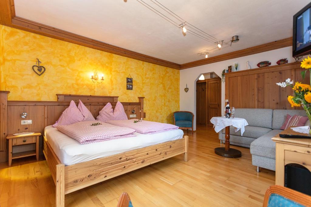 Postel nebo postele na pokoji v ubytování Hotel-Pension Lackenbauer