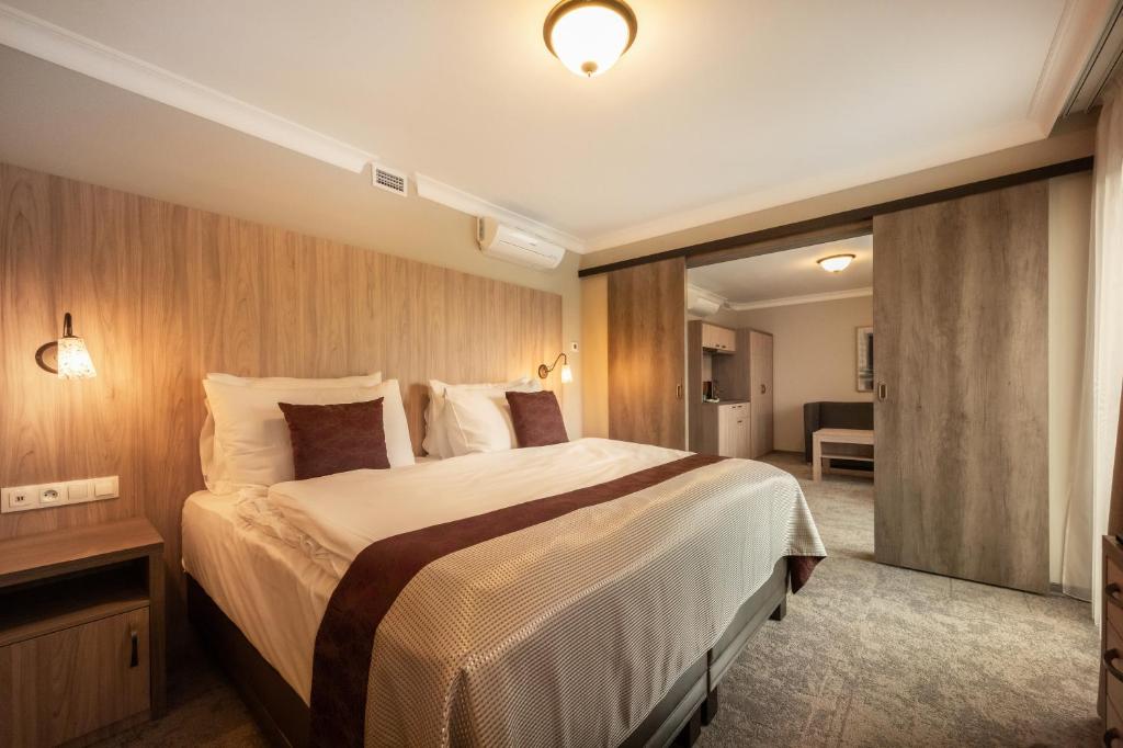 Postel nebo postele na pokoji v ubytování EFI SPA Hotel Superior & Pivovar