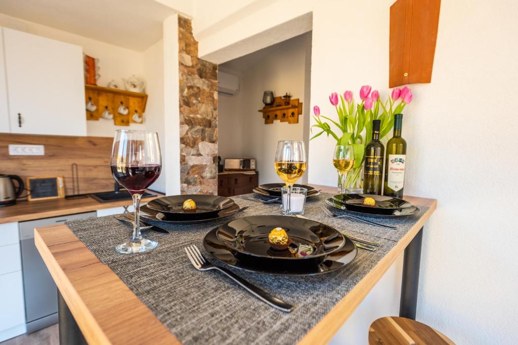 a kitchen with a table with glasses of wine at Casa Amor in Križišće