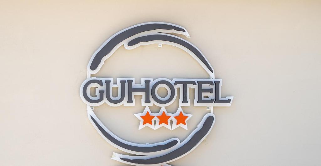ein Schild für ein Clubhotel an einer Wand in der Unterkunft Gu Hotel in Guidonia