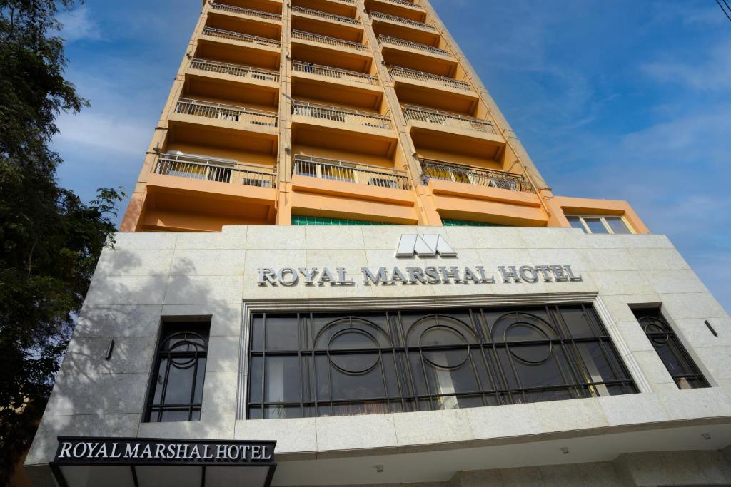 un grand bâtiment avec l'hôtel masarial royal dans l'établissement Hotel Royal Marshal, au Caire