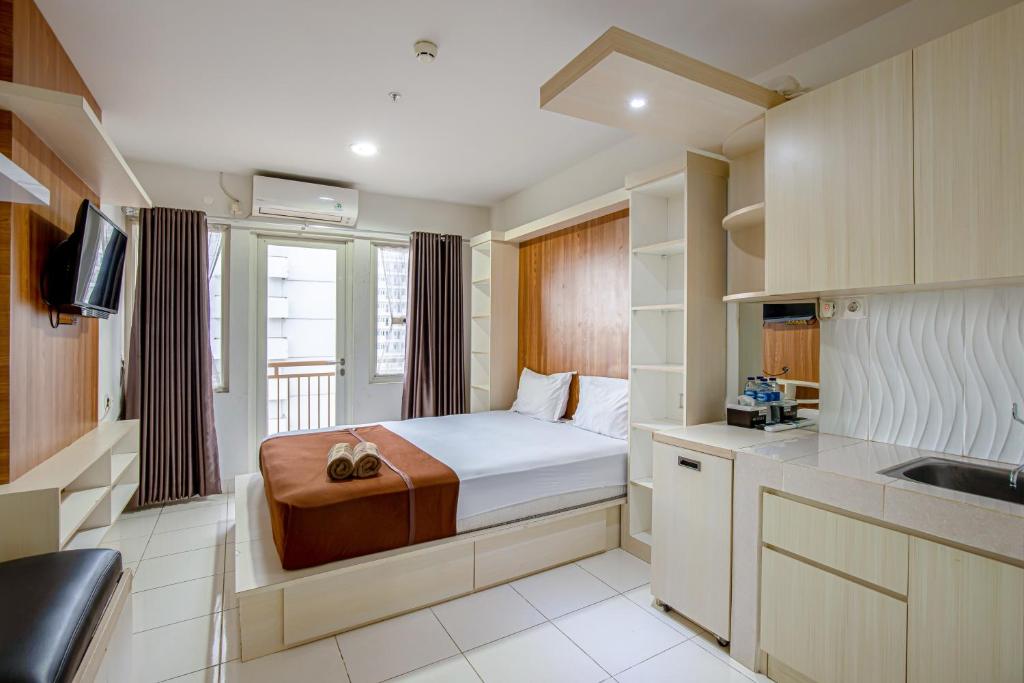 Postel nebo postele na pokoji v ubytování Skyview Sentul Tower Apartments