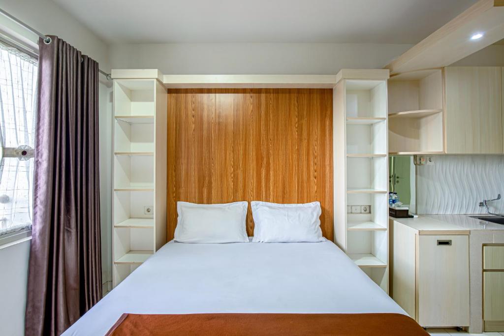Postel nebo postele na pokoji v ubytování Skyview Sentul Tower Apartments
