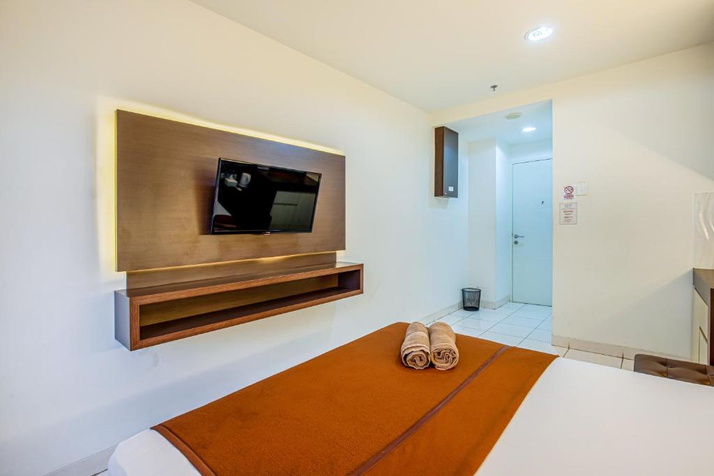 TV a/nebo společenská místnost v ubytování Skyview Sentul Tower Apartments