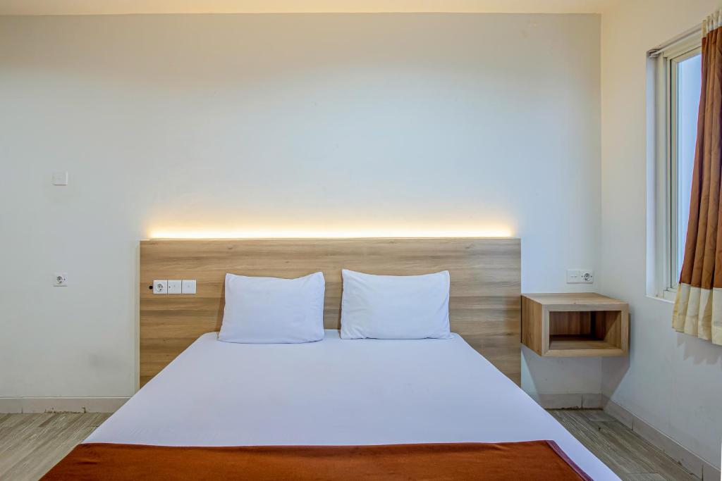 Postel nebo postele na pokoji v ubytování Skyview Sentul Tower Apartments