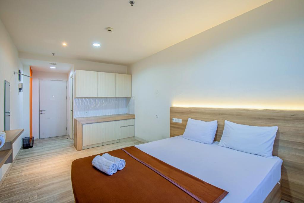Postel nebo postele na pokoji v ubytování Skyview Sentul Tower Apartments