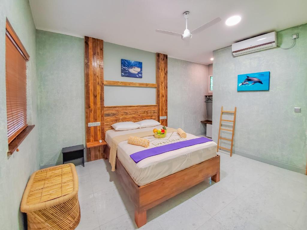 Кровать или кровати в номере Dive Villa Thoddoo