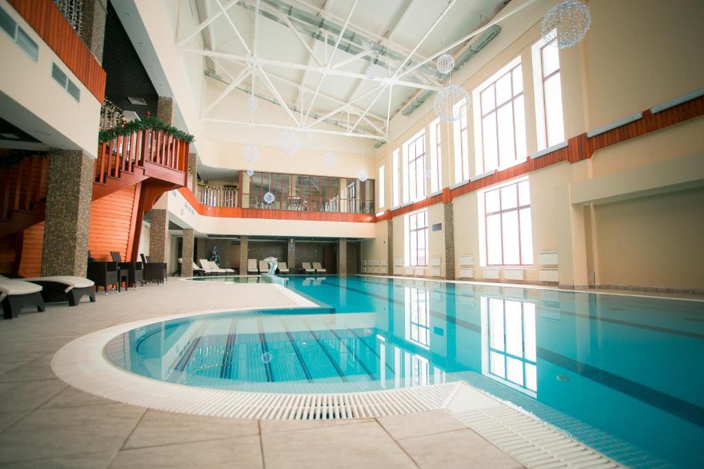 a large swimming pool in a large building with a pool at Lazurny Bereg na Oke in Volkovskoye
