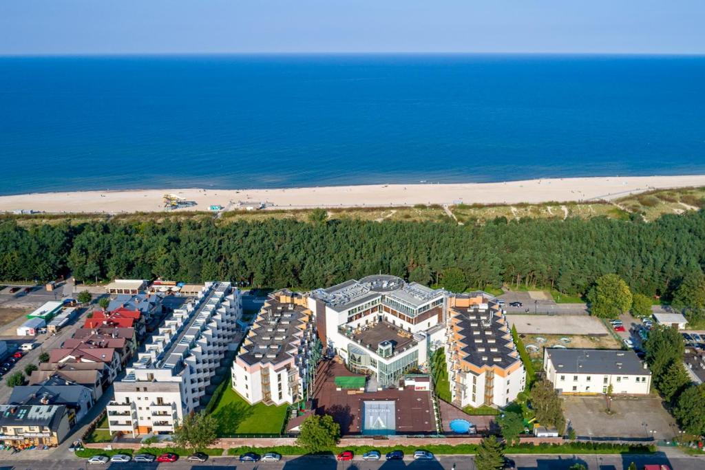 ブワディスワボボにあるPerła Południa Hryniewieckiego 7Cのビーチ近くのリゾートの空中ビュー