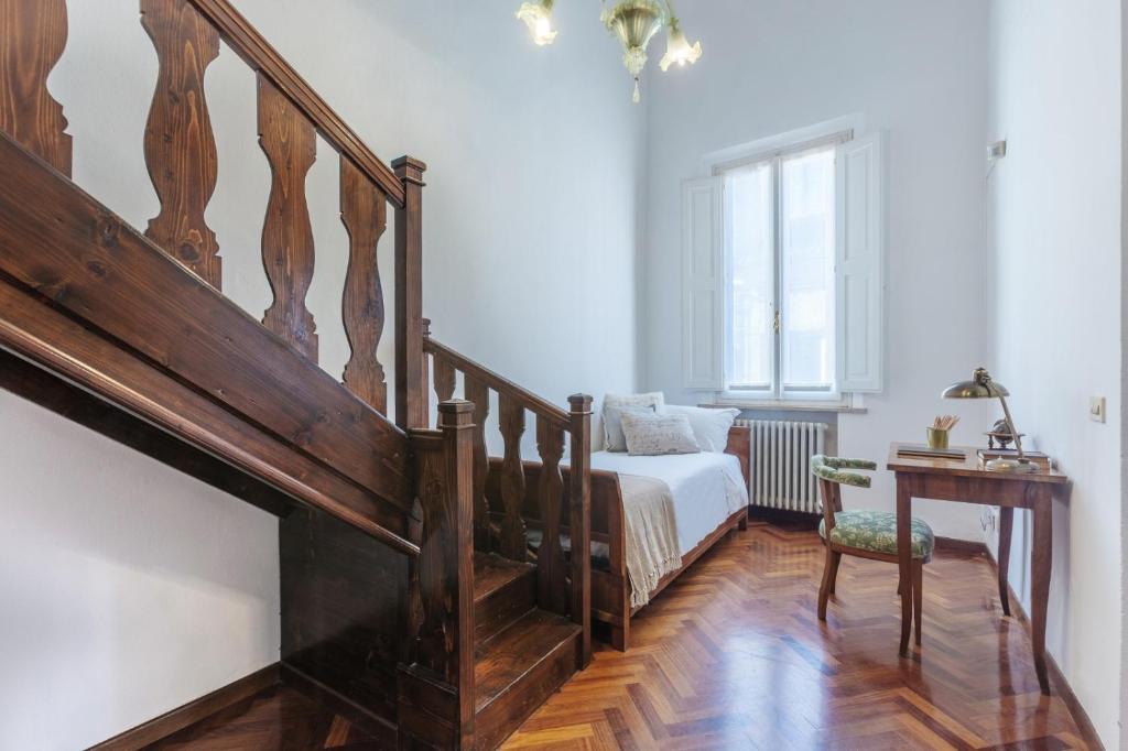 A bed or beds in a room at Palazzo 1500 Frescobaldi - Piano nobile x 5 - A Casa di Alfonso