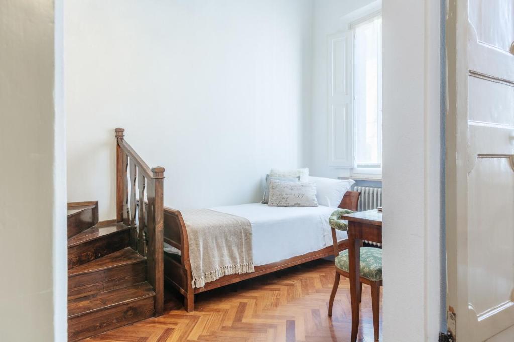 A bed or beds in a room at Palazzo 1500 Frescobaldi - Piano nobile x 5 - A Casa di Alfonso