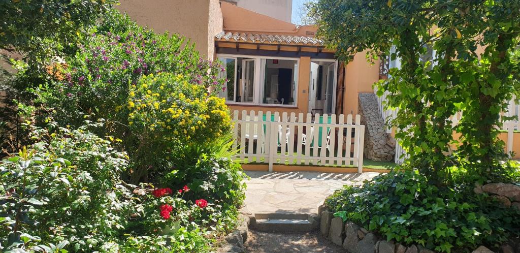 Vonkajšia záhrada v ubytovaní CASA CON JARDÍN A 35 METROS DE LA PLAYA. BR.
