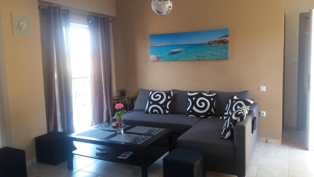 een woonkamer met een bank en een tafel bij Cozy apartment in Greece in Flogita