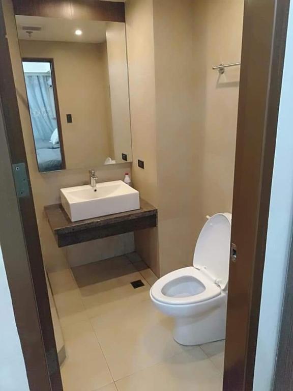 Koupelna v ubytování Splendido Tagagtay Taal Lake Staycation Free Parking Netflix No Free Pool