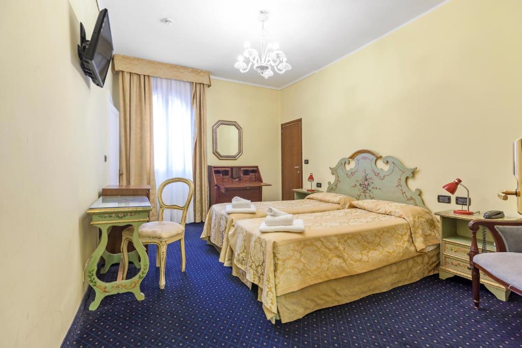 Llit o llits en una habitació de Hotel Malibran