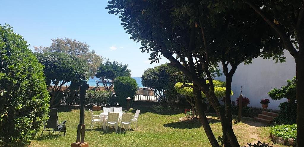 Vonkajšia záhrada v ubytovaní CASA CON JARDÍN A 35 METROS DE LA PLAYA. BR.
