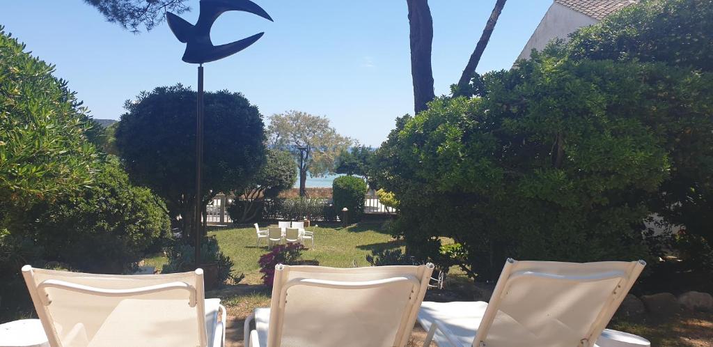 Vonkajšia záhrada v ubytovaní CASA CON JARDÍN A 35 METROS DE LA PLAYA. BR.