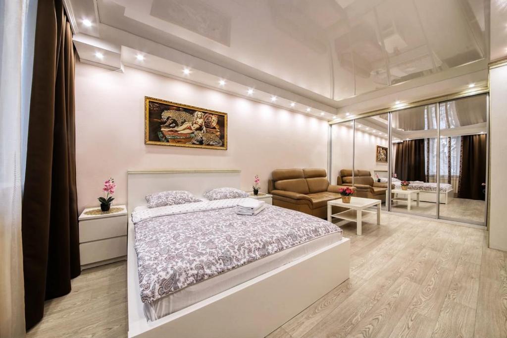 モスクワにあるApartment Hanaka Skakovaya 18のベッドルーム1室(ベッド1台付)、リビングルームが備わります。