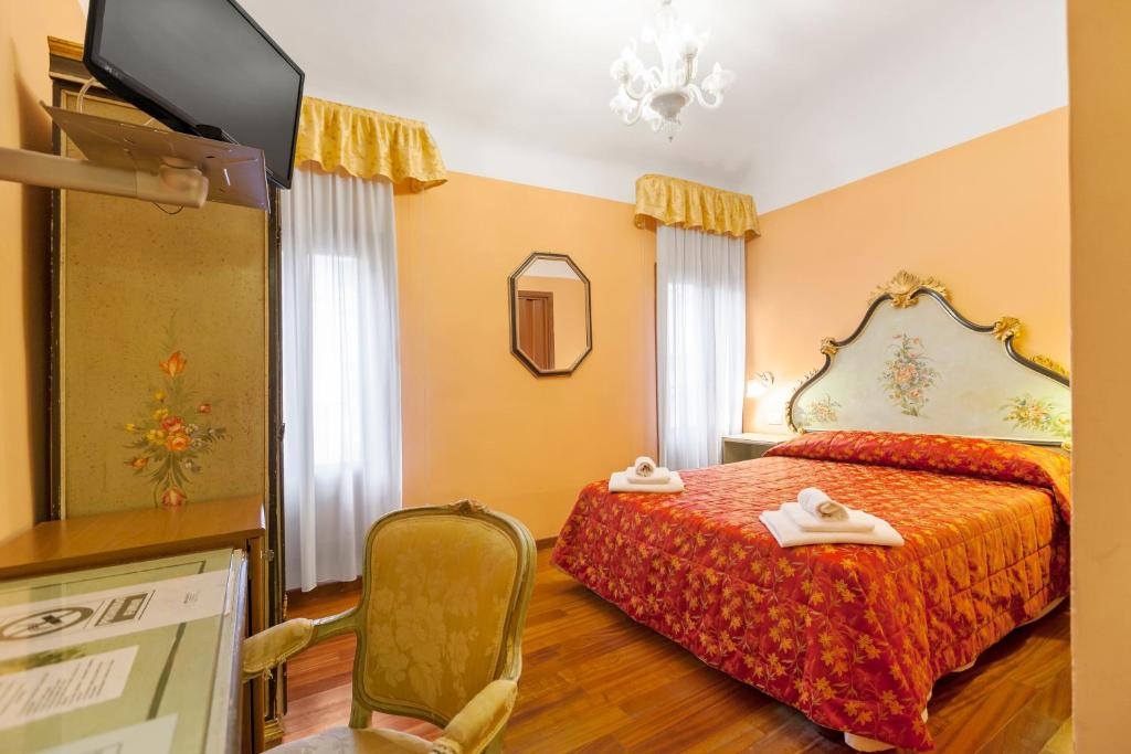 Llit o llits en una habitació de Hotel Malibran