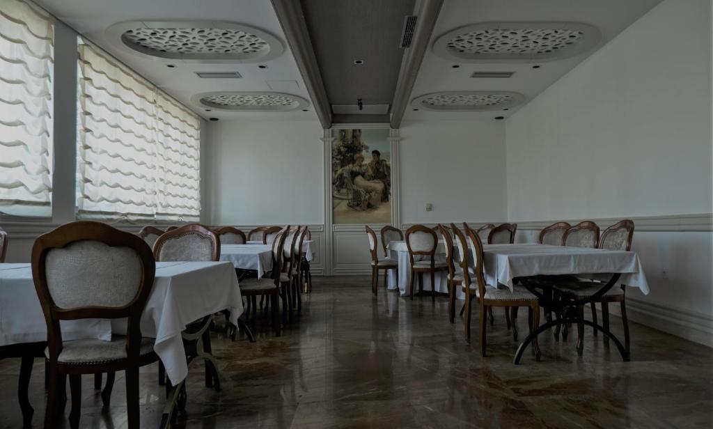 Reštaurácia alebo iné gastronomické zariadenie v ubytovaní Hotel Consul