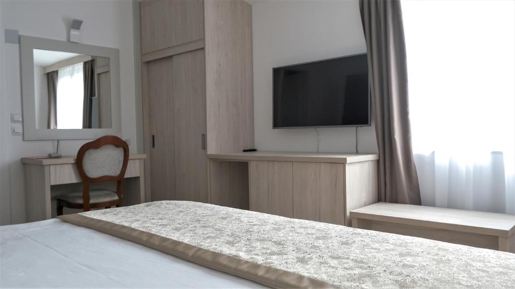 Televízia a/alebo spoločenská miestnosť v ubytovaní Hotel Consul