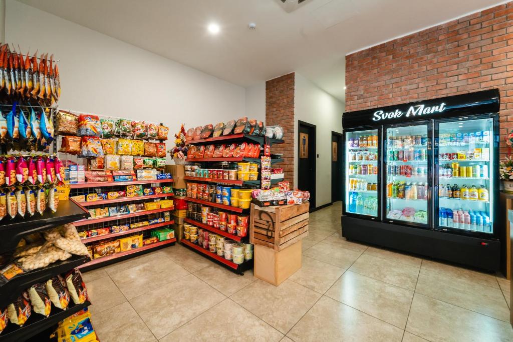 Supermarket nebo jiné obchody v  hotelu nebo okolí