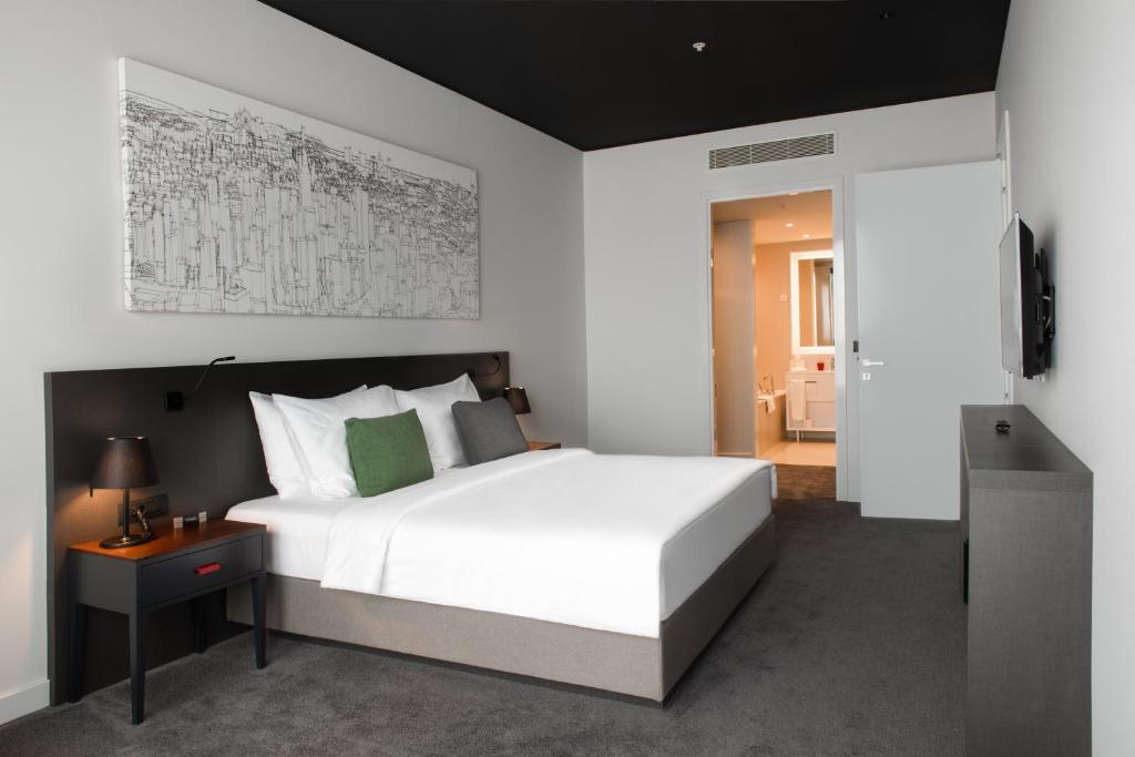 Postel nebo postele na pokoji v ubytování Crowne Plaza Podgorica by IHG