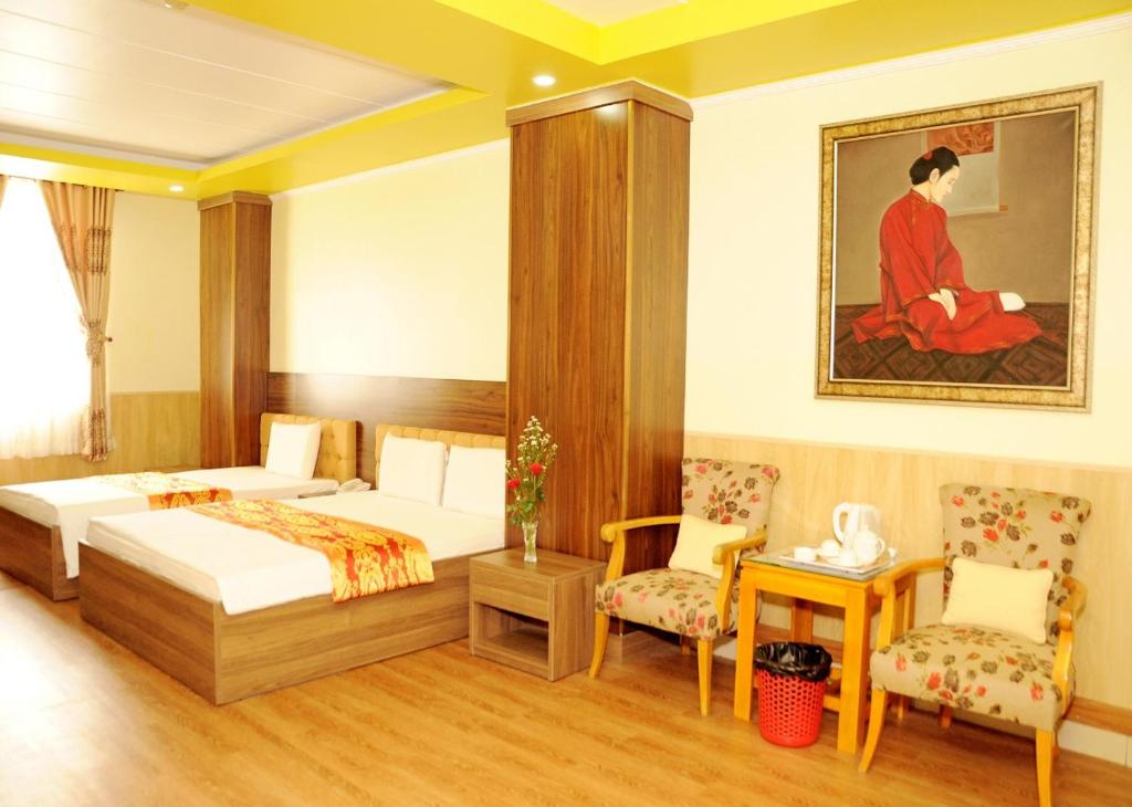Linh Phuong 8 Hotel - 24 hours stay - Triple Chambre De Luxe