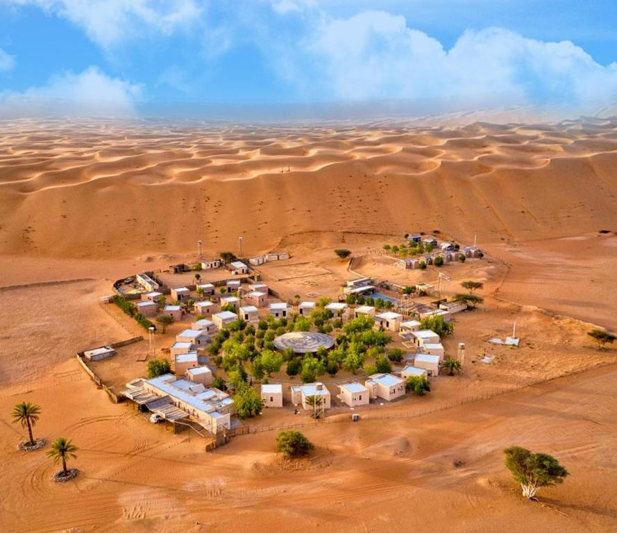Pohľad z vtáčej perspektívy na ubytovanie Sama al Wasil Desert Camp