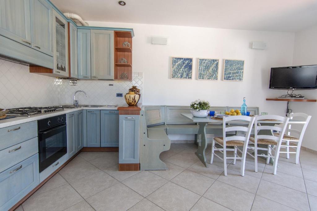Kuchyň nebo kuchyňský kout v ubytování La Terrazza - Splendido trilocale a Lacona