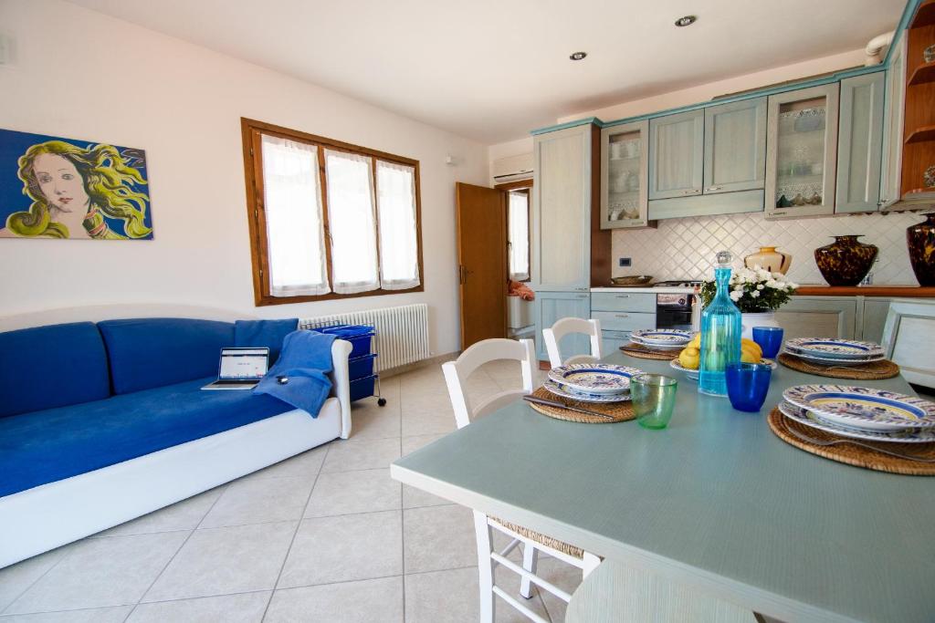 Kuchyň nebo kuchyňský kout v ubytování La Terrazza - Splendido trilocale a Lacona