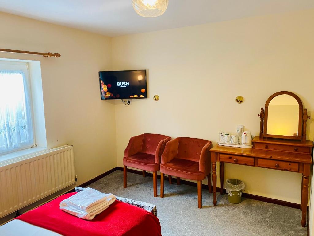 um quarto com uma secretária, um espelho e uma mesa em Mount Pleasant Hotel em Oxford