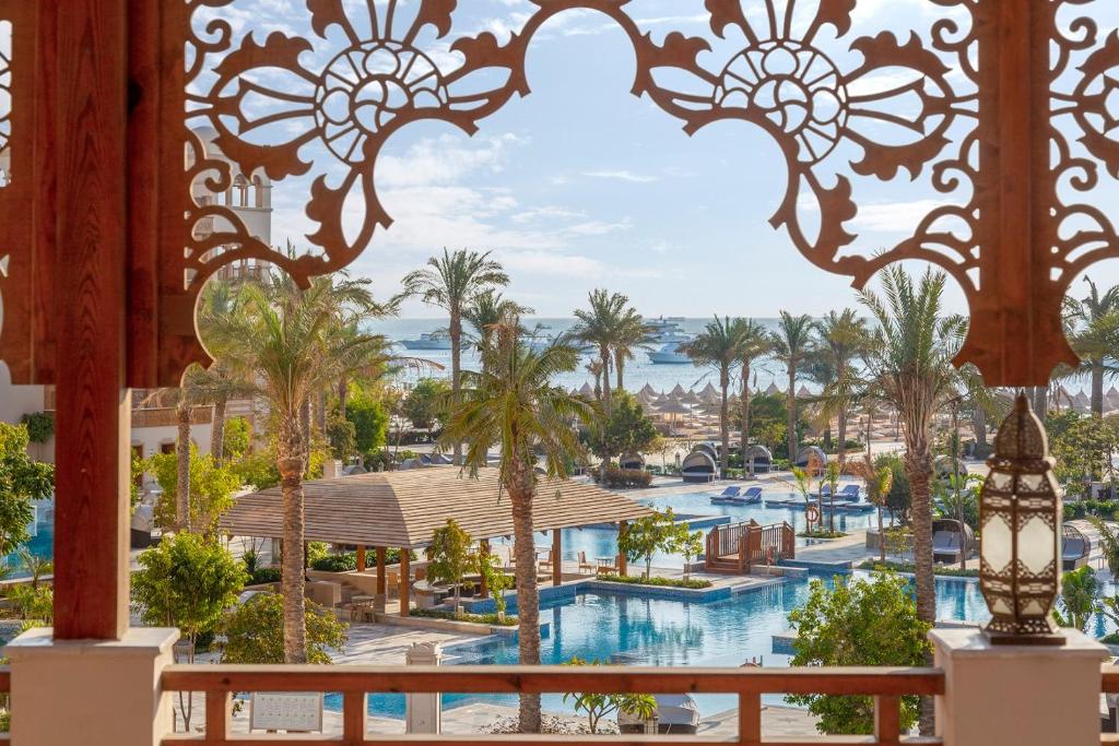 Blick auf den Pool im Resort in der Unterkunft Grand Palace - Adults only 18 years plus in Hurghada