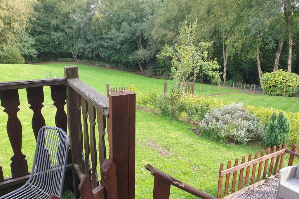 Zahrada ubytování Luxurious lodge, Hot tub at Rudyard Lake, couples or small family