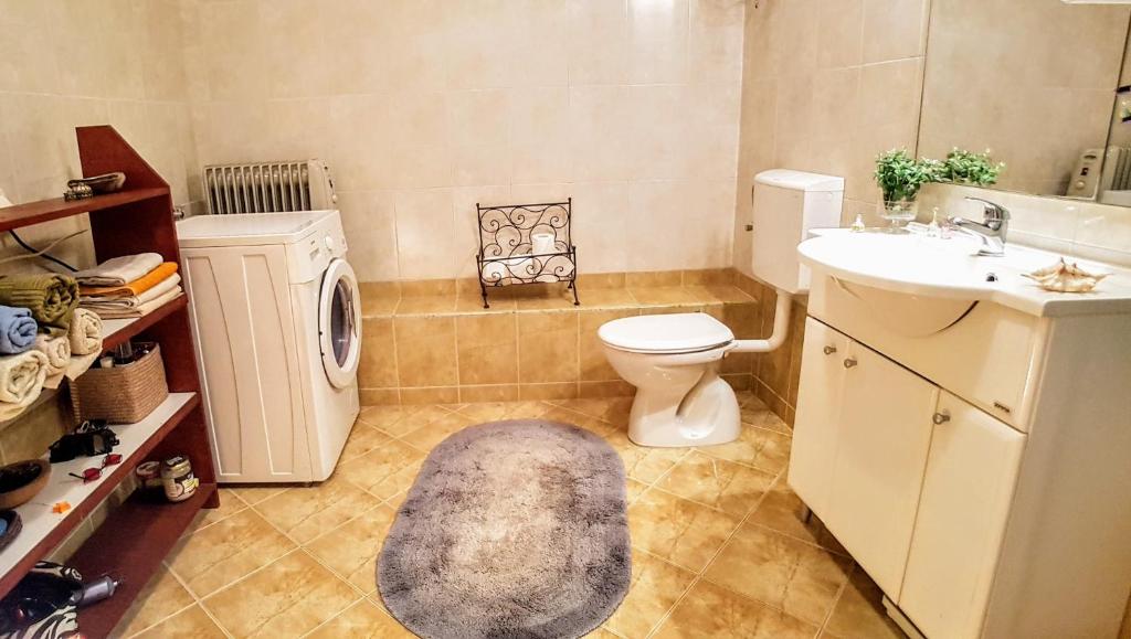 Ванная комната в Spacious garden house, Orebić (4+1)