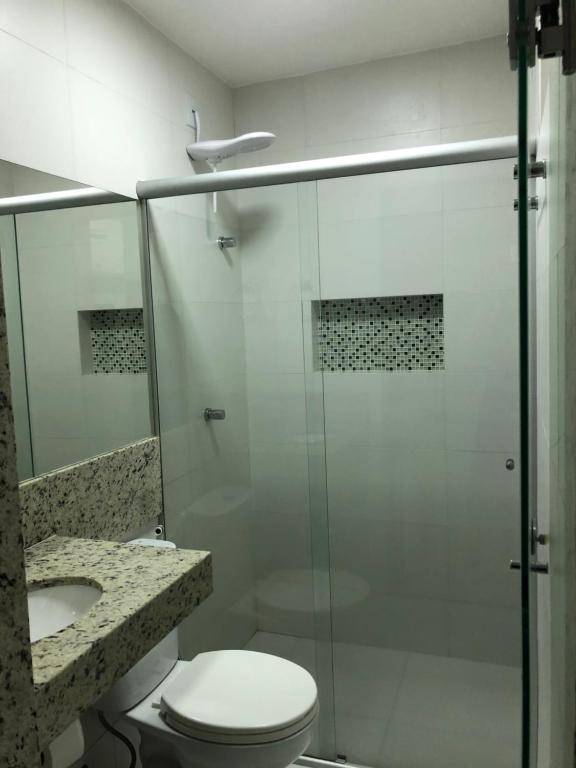 y baño con ducha, aseo y lavamanos. en Hotel Hellyus en Brasilia